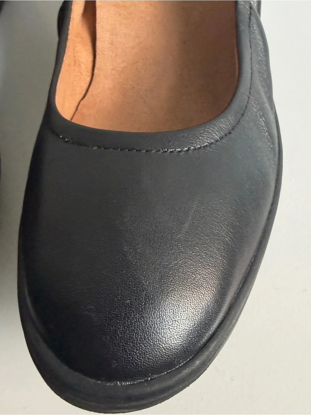 EUC Vionic Black “Jacey” Slip On Wedge Short Heel Round Toe sz 8 supportive